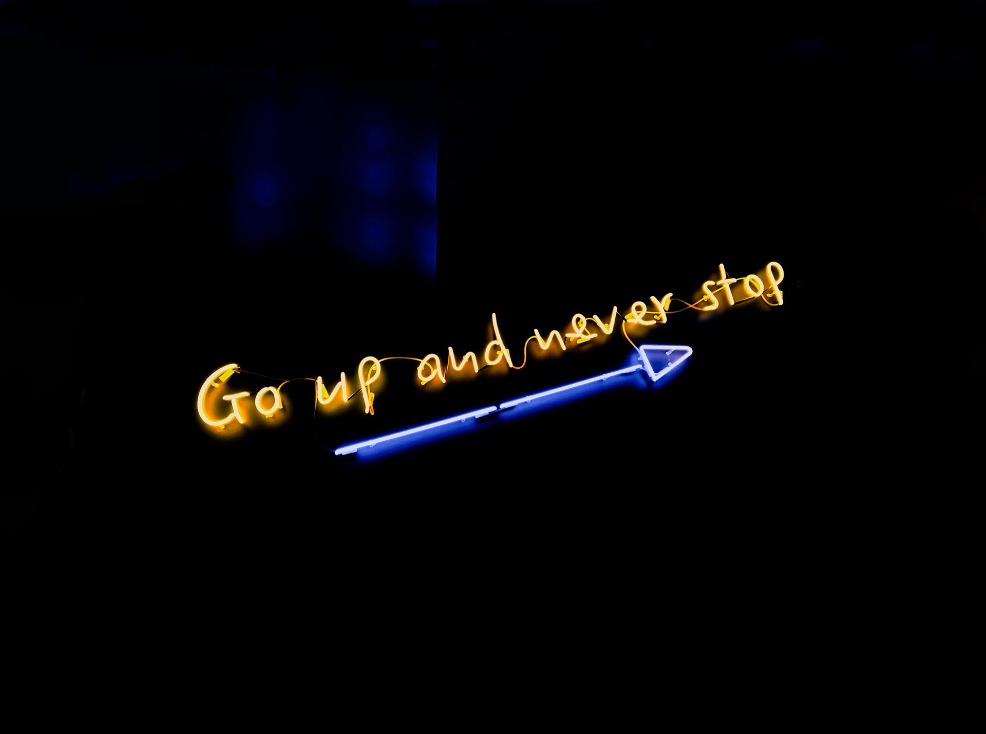 go up and never stop. Cartel de neon con colores corporativos akamai estrategia marketing digital